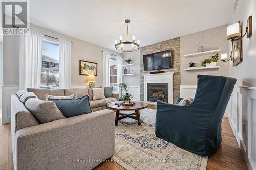 73 Amsterdam Crescent, Guelph (Pineridge/Westminster Woods), ON - Indoor Photo Showing Living Room With Fireplace