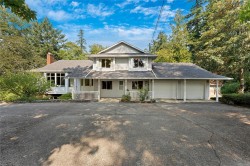 722 Miller Ave  Saanich, BC V8Z 3C8