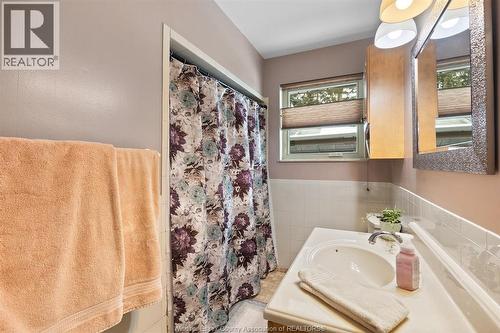 1077 Laporte, Windsor, ON - Indoor Photo Showing Bathroom