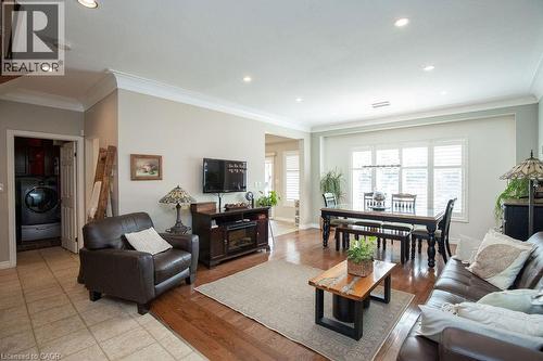 15 Meadowbank Drive, Hamilton, ON - Indoor Photo Showing Living Room