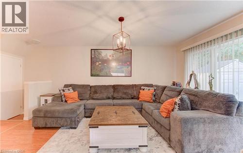 916 Veronica Court, Kitchener, ON - Indoor Photo Showing Living Room
