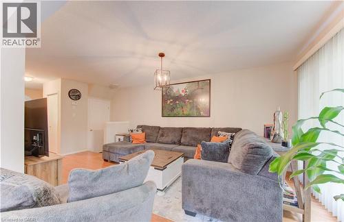 916 Veronica Court, Kitchener, ON - Indoor Photo Showing Living Room