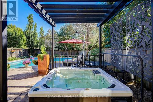 2252 Pine Glen Road, Oakville, ON - Outdoor