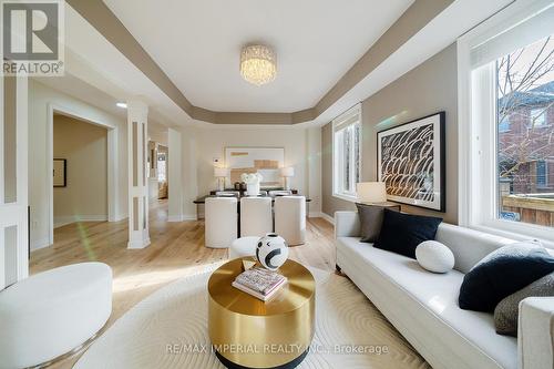 2252 Pine Glen Road, Oakville, ON - Indoor Photo Showing Living Room