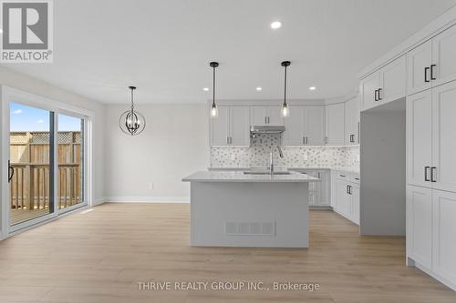 40 - 2261 Linkway Boulevard, London South (South A), ON - Indoor Photo Showing Kitchen With Upgraded Kitchen