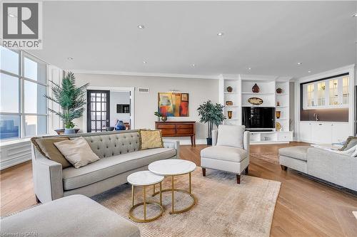 1237 North Shore Boulevard E Unit# 1201, Burlington, ON - Indoor Photo Showing Living Room