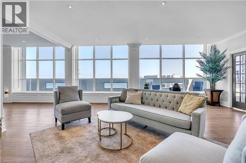 1237 North Shore Boulevard E Unit# 1201, Burlington, ON - Indoor Photo Showing Living Room