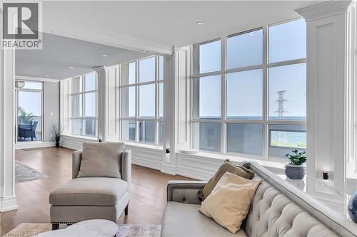 1237 North Shore Boulevard E Unit# 1201, Burlington, ON - Indoor Photo Showing Living Room