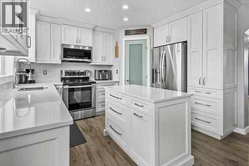 39 Prestwick Heath Se, Calgary, AB - Indoor Photo Showing Kitchen With Double Sink With Upgraded Kitchen