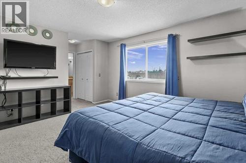 39 Prestwick Heath Se, Calgary, AB - Indoor Photo Showing Bedroom