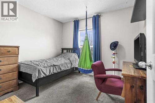 39 Prestwick Heath Se, Calgary, AB - Indoor Photo Showing Bedroom