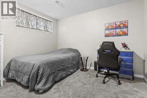 39 Prestwick Heath Se, Calgary, AB - Indoor Photo Showing Bedroom