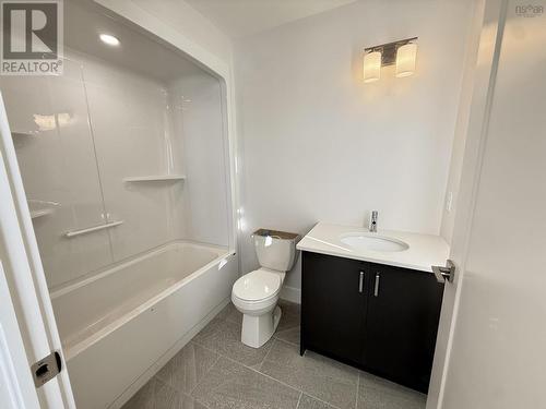 15 Brick Lane, Halifax, NS - Indoor Photo Showing Bathroom