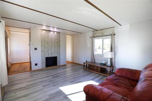 71 #7 Highway S, Teulon, MB - Indoor