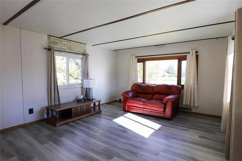71 #7 Highway S, Teulon, MB - Indoor Photo Showing Living Room