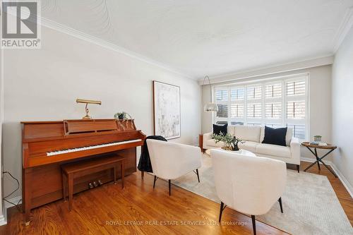 2 Cherry Post Crescent, Toronto, ON - Indoor Photo Showing Living Room