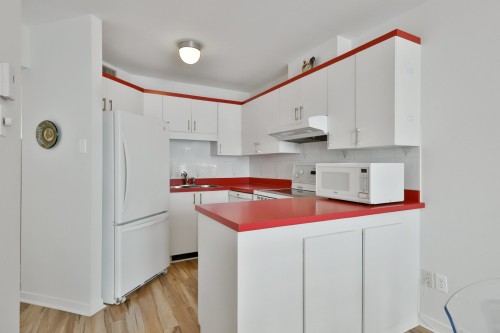Kitchen - 307-520 Place Juge-Desnoyers, Laval (Pont-Viau), QC - Indoor Photo Showing Kitchen