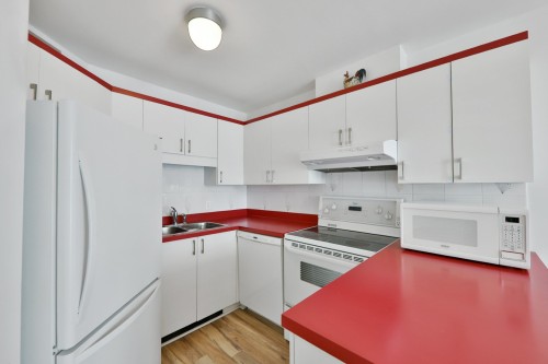 Kitchen - 307-520 Place Juge-Desnoyers, Laval (Pont-Viau), QC - Indoor Photo Showing Kitchen With Double Sink