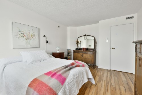 Master Bedroom - 307-520 Place Juge-Desnoyers, Laval (Pont-Viau), QC - Indoor Photo Showing Bedroom