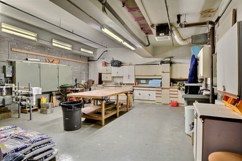Workshop - 307-520 Place Juge-Desnoyers, Laval (Pont-Viau), QC - Indoor Photo Showing Garage