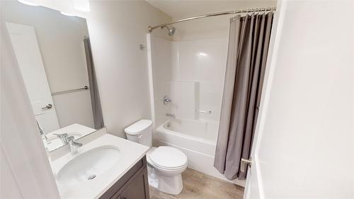 212-355 Legacy Lookout, Cranbrook, BC - Indoor Photo Showing Bathroom