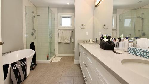 1480 Inkar Road, Kelowna, BC - Indoor Photo Showing Bathroom