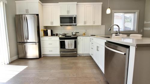 1480 Inkar Road, Kelowna, BC - Indoor Photo Showing Kitchen With Stainless Steel Kitchen With Upgraded Kitchen