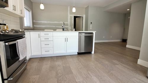 1480 Inkar Road, Kelowna, BC - Indoor Photo Showing Kitchen With Stainless Steel Kitchen With Upgraded Kitchen