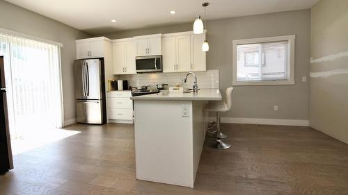 1480 Inkar Road, Kelowna, BC - Indoor Photo Showing Kitchen With Upgraded Kitchen