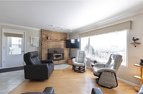 Salon - 6560 Ch. Brassard, Saint-Zénon, QC 