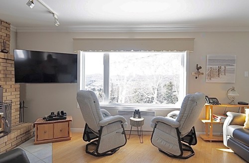 Salon - 6560 Ch. Brassard, Saint-Zénon, QC 