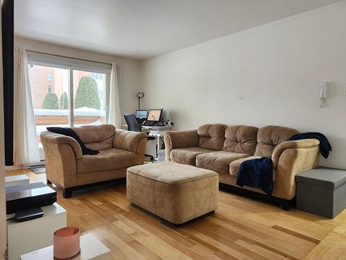Salon - 102-2355 Rue Henri-Cyr, Longueuil (Saint-Hubert), QC - Indoor Photo Showing Living Room