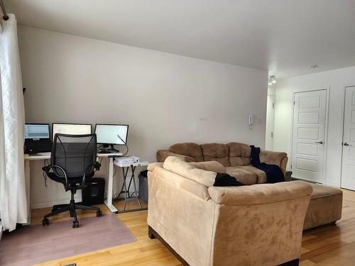 Salon - 102-2355 Rue Henri-Cyr, Longueuil (Saint-Hubert), QC - Indoor