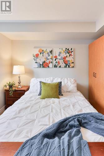2420 Mainroyal Street, Mississauga, ON - Indoor Photo Showing Bedroom