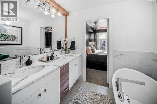 1910 48 Avenue Sw, Calgary, AB - Indoor Photo Showing Bathroom