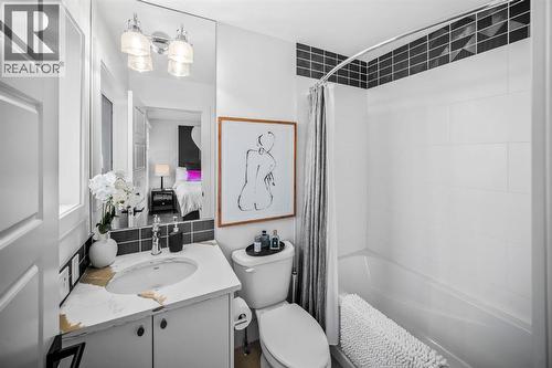 1910 48 Avenue Sw, Calgary, AB - Indoor Photo Showing Bathroom