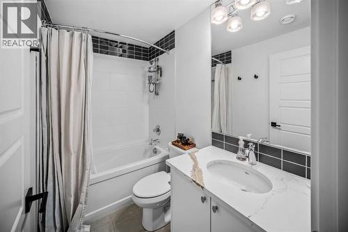 1910 48 Avenue Sw, Calgary, AB - Indoor Photo Showing Bathroom
