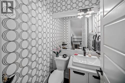 1910 48 Avenue Sw, Calgary, AB - Indoor Photo Showing Bathroom