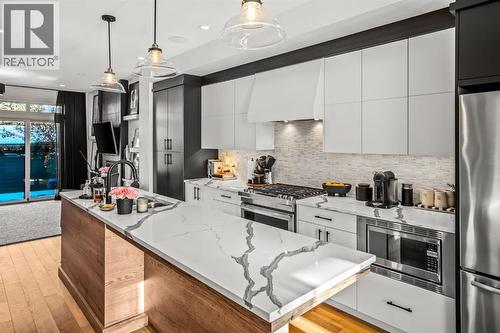 1910 48 Avenue Sw, Calgary, AB - Indoor Photo Showing Kitchen With Stainless Steel Kitchen With Upgraded Kitchen