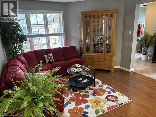 111 Duncairn Crescent, Hamilton, ON - Indoor Photo Showing Living Room