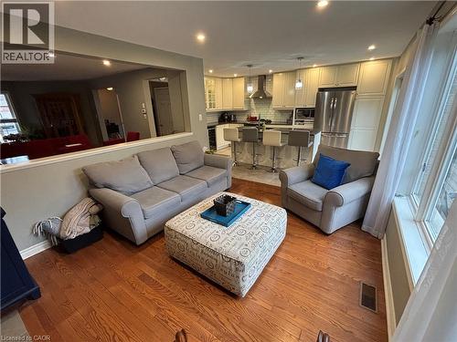 111 Duncairn Crescent, Hamilton, ON - Indoor Photo Showing Living Room