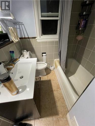 84 Arnold Street, Hamilton, ON - Indoor Photo Showing Bathroom