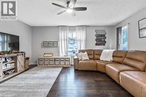 Living Room - 29 Green Meadow Crescent, Strathmore, AB - Indoor Photo Showing Living Room