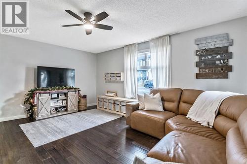 29 Green Meadow Crescent, Strathmore, AB - Indoor Photo Showing Living Room