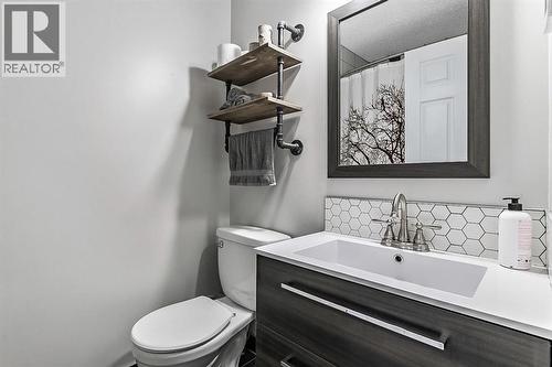 main bath upstairs - 29 Green Meadow Crescent, Strathmore, AB - Indoor Photo Showing Bathroom