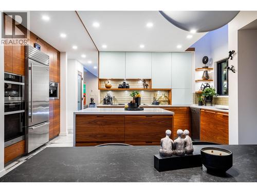 5325 Montiverdi Place, West Vancouver, BC - Indoor Photo Showing Kitchen With Upgraded Kitchen