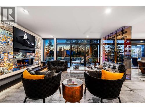 5325 Montiverdi Place, West Vancouver, BC - Indoor Photo Showing Living Room