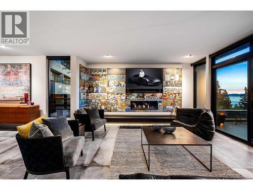 5325 Montiverdi Place, West Vancouver, BC - Indoor Photo Showing Living Room