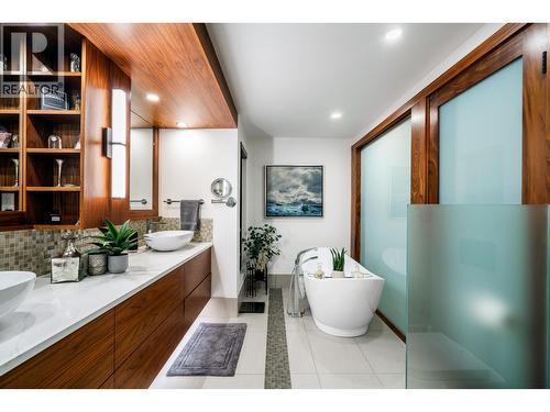 5325 Montiverdi Place, West Vancouver, BC - Indoor Photo Showing Bathroom