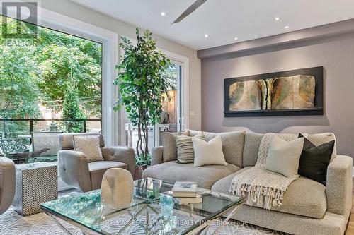 24 Cayuga Avenue, Mississauga, ON - Indoor Photo Showing Living Room